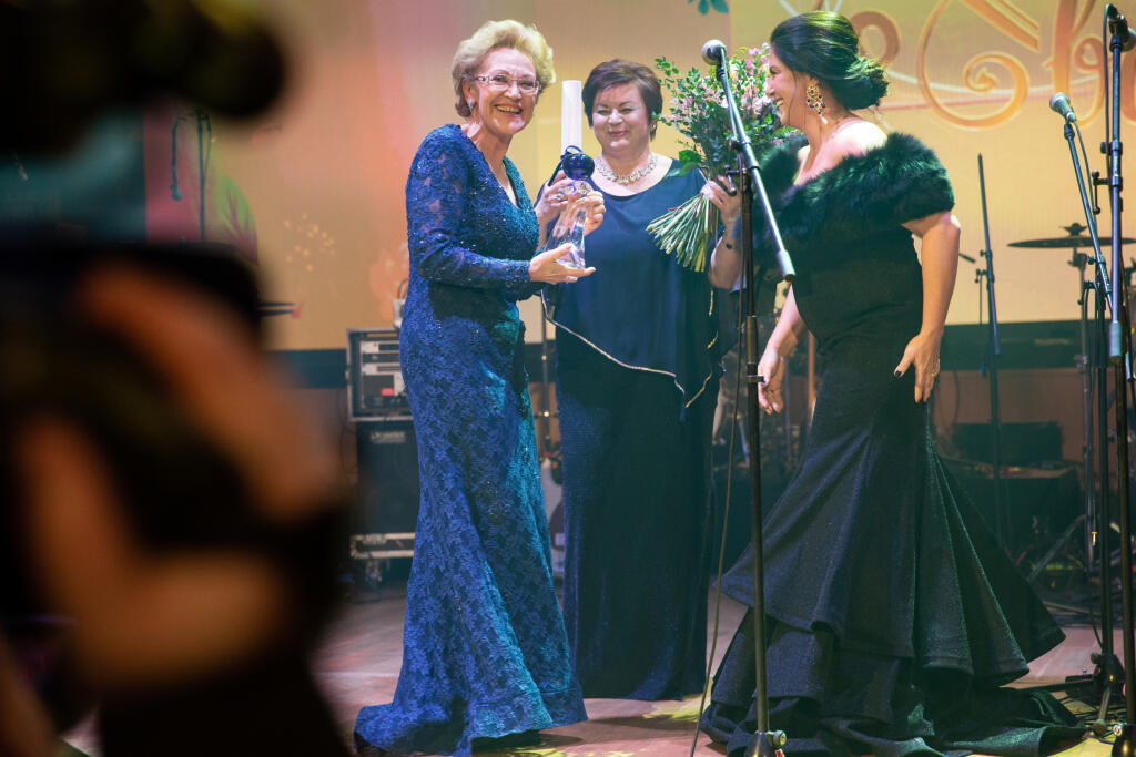 Prešporský bál v bratislavskej Redute. Na snímke Iveta Malachovská. Na snímke ocenená Magdaléna Rovniaková a Iveta Malachovská.