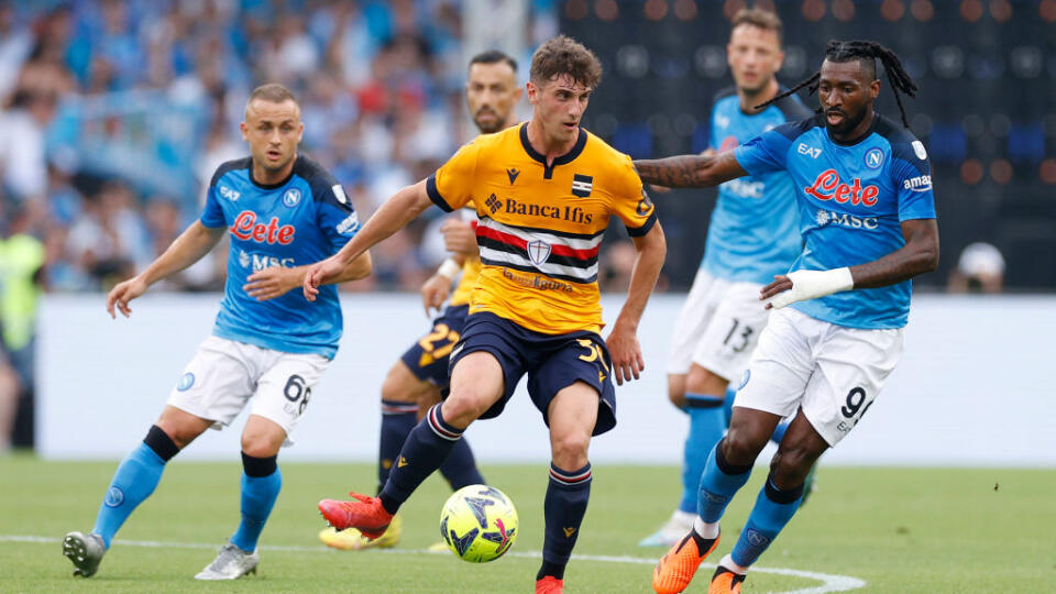 Fotka z posledného kola Serie A. Futbalisti Neapola zdolali Sampdoriu Janov 2:0.