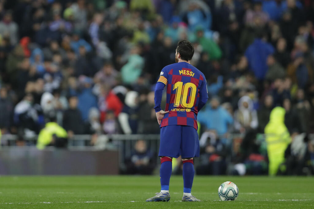 EBE 7 Madrid - Na snímke argentínsky útočník Barcelony stojí na ihrisku po inkasovanom góle mužstva v zápase 26. kola španielskej La Ligy vo futbale Real Madrid - FC Barcelona (2:0) v nedeľu 1. marca 2020. FOTO TASR/AP
Barcelona's Lionel Messi reacts after Real Madrid's Vinicius Junior scored the opening goal during the Spanish La Liga soccer match between Real Madrid and Barcelona at the Santiago Bernabeu stadium in Madrid, Spain, Sunday, March 1, 2020. (AP Photo/Manu Fernandez)