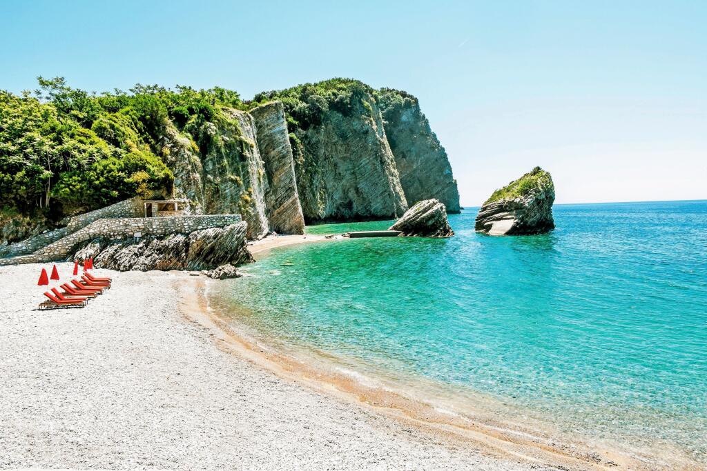 Ostrovček neďaleko mesta Budva v Čiernej Hore je jedným z najkrajších miest na Jadrane. Tento malebný ostrovček ponúka úchvatné výhľady na tyrkysové vody Jadranského mora a je obklopený nádhernými plážami, ktoré lákajú návštevníkov z celého sveta.