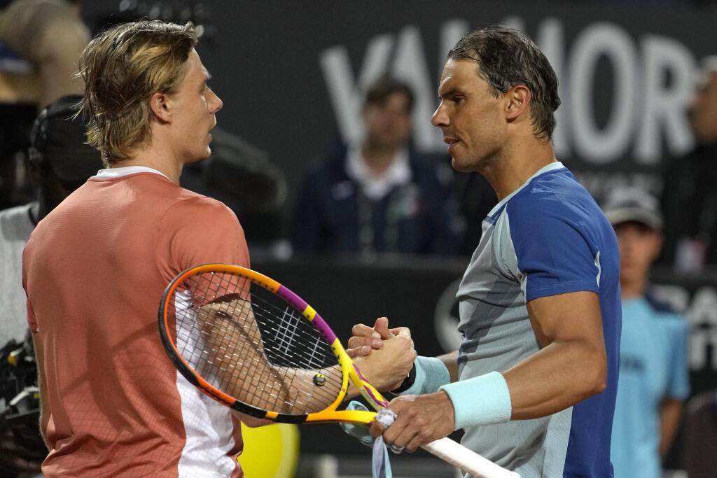 KK4 Rím - Španielsky tenista Rafael Nadal (vpravo) podáva ruku Kanaďanovi Denisovi Shapovalovi po prehre v osemfinálovom zápase mužskej dvojhry na turnaji ATP Masters 1000 v Ríme vo štvrtok 12. mája 2022. Španielsky tenista Rafael Nadal prekvapujúco skončil pred bránami štvrťfinále dvojhry na turnaji ATP Masters 1000 v Ríme. Tretí nasadený hráč nestačil vo štvrtkovom osemfinále na Kanaďana Denisa Shapovalova. Prvý set síce vyhral jednoznačne 6:1, no v ďalších dvoch podľahol trinástemu nasadenému