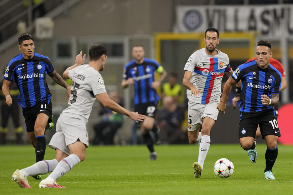 EBE 50 Miláno - Na snímke vpravo hráč Interu Lautaro Martinez, druhý sprava hráč Barcelony Sergio Busquets, uprostred v pozadí slovenský obranca Interu Milan Škriniar v zápase C-skupiny 3. kola skupinovej fázy Ligy majstrov vo futbale Inter Miláno - FC Barcelona v Miláne 4. októbra 2022. FOTO TASR/AP
Inter Milan's Lautaro Martinez fights for the ball against Barcelona's Sergio Busquets during the Champions League group C soccer match between Inter Milan and Barcelona at the San Siro stadium in