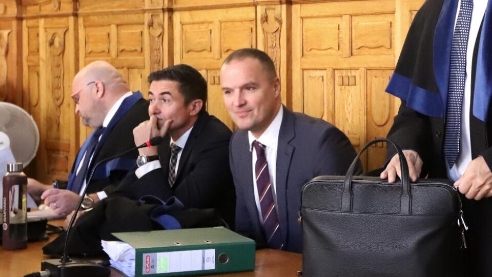 Na pracovisku Špecializovaného trestného súdu
(ŠTS) v Banskej Bystrici pokračuje hlavné pojednávanie v korupčnej kauze Mýtnik. Konkrétne by v priebehu utorka, stredy a štvrtka mali byť na programe výpovede šestice obžalovaných. Obžalobe v tomto prípade čelia podnikateľ Jozef Brhel a jeho syn Jozef, bývalý štátny tajomník ministerstva financií Radko Kuruc, bývalý predstaviteľ finančnej správy Milan Grega, podnikateľ Miroslav Slahučka a právnik Martin Bahleda. Na snímke v strede bývalý štátny taj