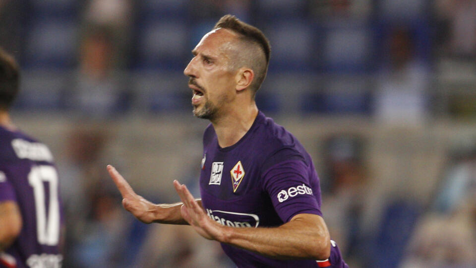 EBE 8 Rím - Na snímke francúzsky stredopoliar Fiorentiny Franck Ribéry oslavuje svoj gól v zápase 28. kola talianskej Serie A vo futbale Lazio Rím - AC Fiorentina (2:1) v sobotu 27. júna 2020. FOTO TASR/AP
Fiorentina's Franck Ribery celebrates after scoring his side's opening goal during a Serie A soccer match between Lazio and Fiorentina at Rome's Olympic stadium, Saturday, June 27, 2020. (AP Photo/Riccardo de Luca)