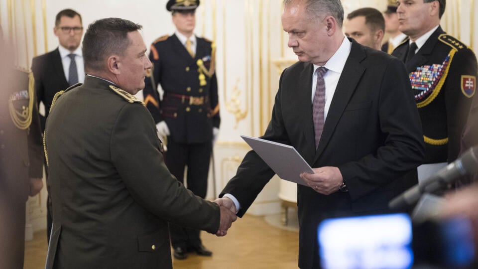Prezident SR Andrej Kiska (vpravo) vymenoval Daniela Zmeka (vľavo) za náčelníka Generálneho štábu Ozbrojených síl SR a povýšil štyroch generálov do vyššej hodnosti (Ján Balciar, Daniel Zmeko, Vladimír Šimko, Josef Pokorný) a vymenoval jedného nového generála ozbrojených síl (Juraj Štefanka) 26. apríla 2018 v Bratislave. 