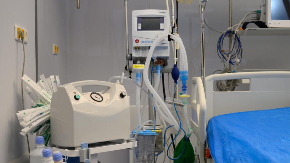 Galantská nemocnica prechádza od štvrtka 7. januára 2021 do červeného režimu. Sieť nemocníc Svet zdravia ju na základe dohody s ministerstvom zdravotníctva reprofilizovala na poskytovanie neodkladnej zdravotnej starostlivosti iba pre COVID pacientov. O pacientov s inými diagnózami sa postarajú nemocnice v okolitých mestách. Na snímke Oddelenie anestéziológie a intenzívnej medicíny (ARO) v nemocnici v Galante. FOTO TASR - Henrich Mišovič