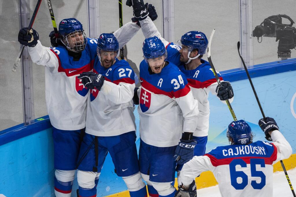 Hráči Slovenska sa tešia z postupu do semifinále po víťazstve 3:2 vo štvrťfinále olympijského turnaja v hokeji mužov nad USA po samostatných nájazdoch na ZOH 2022 v Pekingu v stredu 16. februára 2022.