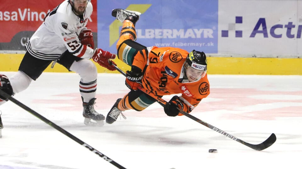 Na snímke zľava Jacob Cardwell (Banská Bystrica) a Martin Réway (Košice) počas hokejového zápasu 34. kola Tipos extraligy HC'05 Banská Bystrica - HC Košice 24. januára 2021 v Banskej Bystrici. FOTO TASR - Ján Krošlák
