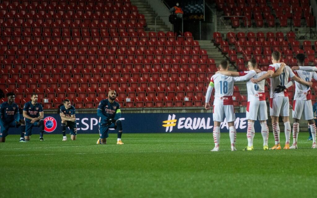Francúzsky útočník pred stretnutím pokľakol pred celým tímom Slavie a vyslal tak jasný signál.