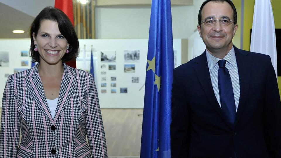JB 6 Nikózia - Cyperský minister zahraničných vecí Nikos Christodulidis (vpravo) víta rakúsku ministerku pre Európsku úniu Karoline Edtstadlerovú pred ich stretnutím v Nikózii 16. septembra 2021. FOTO TASR/AP
This image provided by Cyprus Press and Information Office, Cyprus' foreign minister Nikos Christodoulides, right, and Austria's minister for the European Union Karoline Edtstadler pose for the media at the foreign house before their meeting in Nicosia, Cyprus, Thursday Sept. 16, 2021. Aus