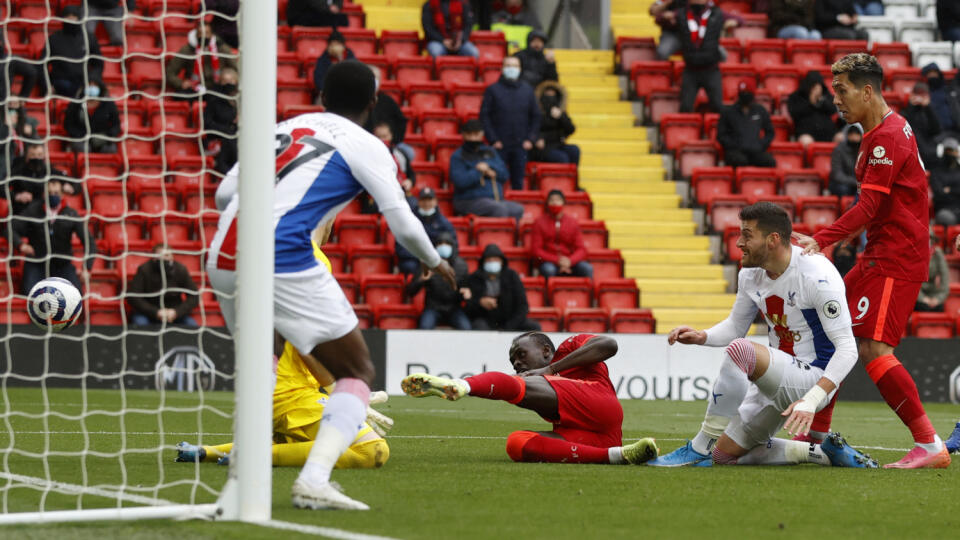 EBE 83 Liverpool - Na snímke dole senegalský útočník Liverpoolu Sadio Mané strieľa gól v zápase 38. kola anglickej Premier League vo futbale FC Liverpool - Crystal Palace v nedeľu 23. mája 2021 v Liverpoole. FOTO TASR/AP
Liverpool's Sadio Mane scores his sides first goal during the English Premier League soccer match between Liverpool and Crystal Palace at Anfield stadium in Liverpool, England, Sunday, May 23, 2021. (Phil Noble/Pool via AP)