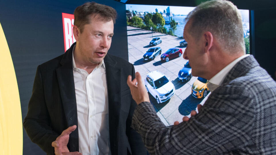 12 November 2019, Berlin: Elon Musk (l), CEO of Tesla, and Herbert Diess, Chairman of the Board of Management of Volkswagen, converse after the presentation of the Golden Steering Wheel. Photo: Jörg Carstensen/dpa (Photo by Jörg Carstensen/picture alliance via Getty Images)