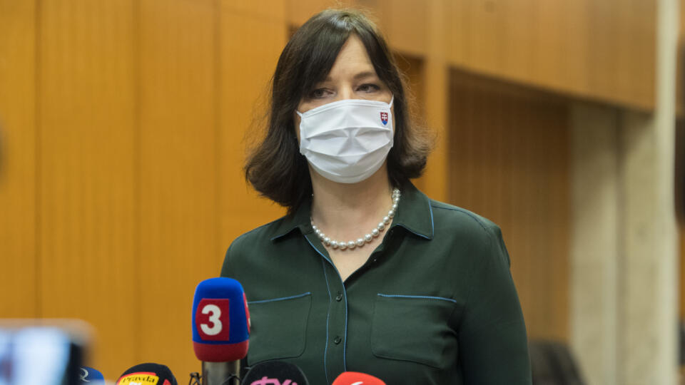 Na snímke ministerka investícií, regionálneho rozvoja a informatizácie SR Veronika Remišová prichádza na mimoriadne 56. zasadnutie vlády SR 4. decembra 2020 v Bratislave. FOTO TASR - Martin Baumann