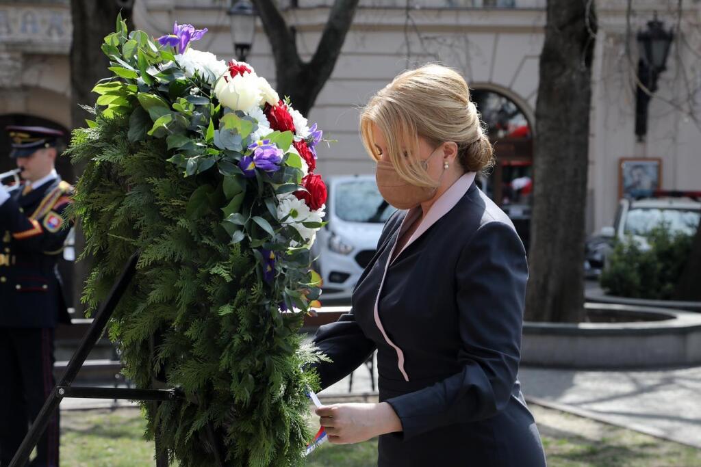 Prezidentka si na slávnosť zvolila krásne elegantné šaty a vlasy si uviazala vzadu do copu. Vyzerala perfektne.