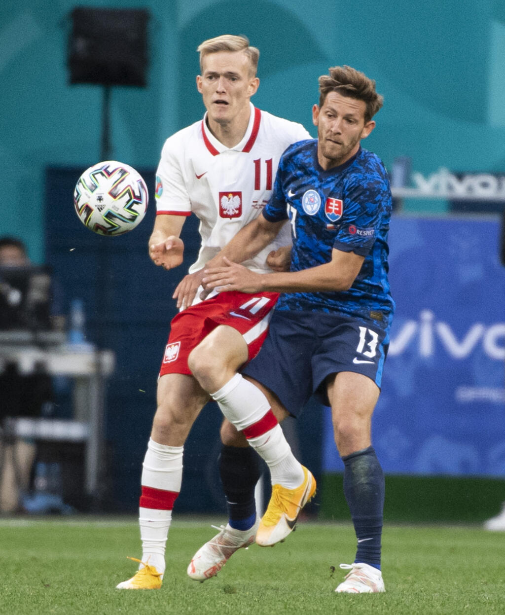 Na snímke vpravo Slovák Patrik Hrošovský a vľavo Poliak Karol Šwiderski v zápase E-skupiny na majstrovstvách Európy vo futbale Poľsko - Slovensko 14. júna 2021 v ruskom Petrohrade. FOTO TASR - Martin Baumann