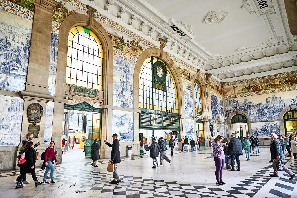 Všadeprítomné azulejos – glazované keramické kachličky – sú typickým
prvkom portugalskej architektúry. Krásne sú na vlakovej stanici.