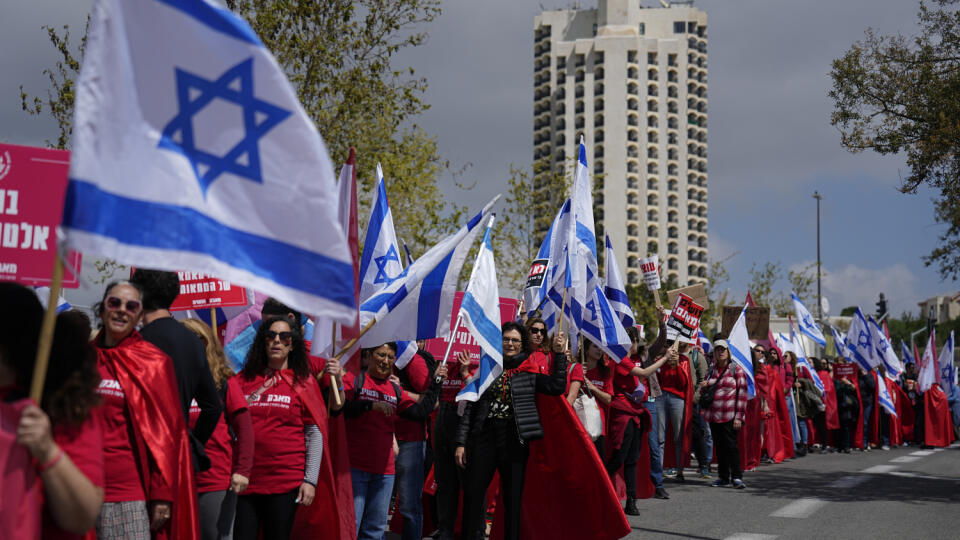 Izraelčania protestujú proti vládnemu návrhu súdnej reformy izraelského premiéra Benjamina Netanjahua v Tel Avive 27. marca 2023. Vedenie izraelských odborov Histadrut v pondelok vyzvalo na okamžitý generálny štrajk proti vládnemu návrhu reformy v justícii, ktorý v krajine vyvolal masové protesty.