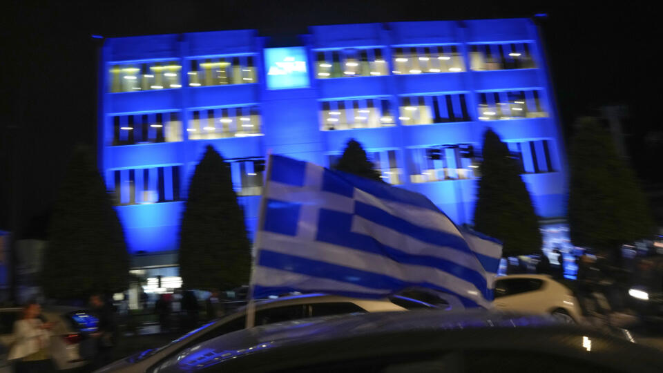 KK6 Atény - Priaznivci gréckeho premiéra a lídra strany Nová demokracia Kyriakosa Mitsotakisa jazdia okolo sídla strany po parlamentných voľbách v Aténach 21. mája 2023. Konzervatívna strana Nová demokracia (ND) doterajšieho premiéra Kyriakosa Mitsotakisa sa so ziskom 40,8 percenta hlasov stala jasným víťazom nedeľňajších parlamentných volieb v Grécku. Oznámilo to v pondelok skoro ráno ministerstvo vnútra po sčítaní takmer všetkých hlasov. FOTO TASR/AP
Supporters of Greece's Prime Minister and