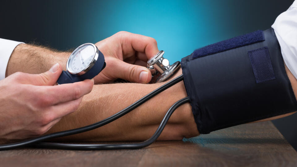 Cropped,Image,Of,Male,Doctor,Checking,Blood,Pressure,Of,Patient