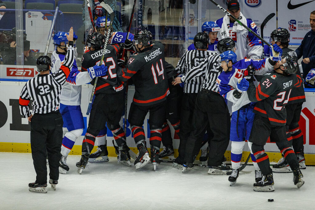 Na snímke šarvátka počas zápasu štvrťfinále IIHF Majstrovstiev sveta v ľadovom hokeji hráčov do 20 rokov medzi Kanadou a Slovenskom.