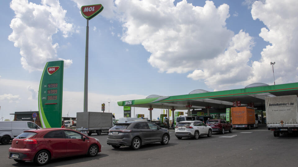 Nákup a porovnávanie cien potravín v Maďarskom Gyóri.
Na snímke pumpa Mol a cena benzínu v Maďarsku.