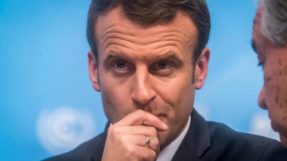 Macron sa lyžoval sám.