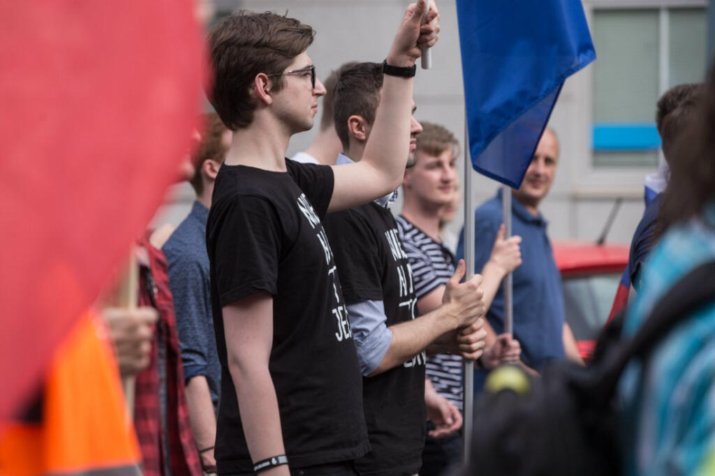Účastníci počas pochodu spred budovy Slovenského rozhlasu na Námestie SNP s názvom Predvečer svadby Jána a Martiny