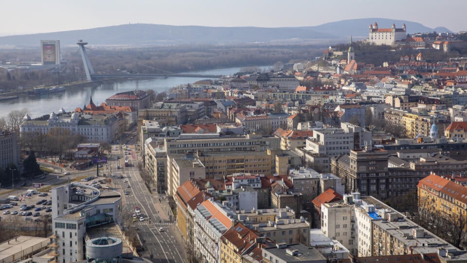 Na snimke je výhľad na Bratislavu z terasy mrakodrapu Sky Park na Dunaj a bratislavský hrad,