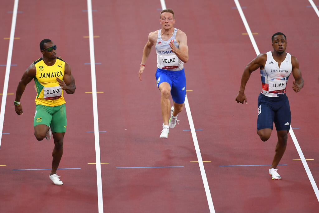 Slovenský šprintér Ján Volko (uprostred), Jamajčan Yohan Blake (vľavo) a Brit Chjindu Ujah počas rozbehu na 100 metrov na XXXII. letných olympijských hrách v Tokiu v sobotu 31. júla 2021. V záverečnom siedmom rozbehu obsadil Volko siedme miesto časom 10,40 sekundy a nepostúpil do semifinále. FOTO TASR - Michal Svítok