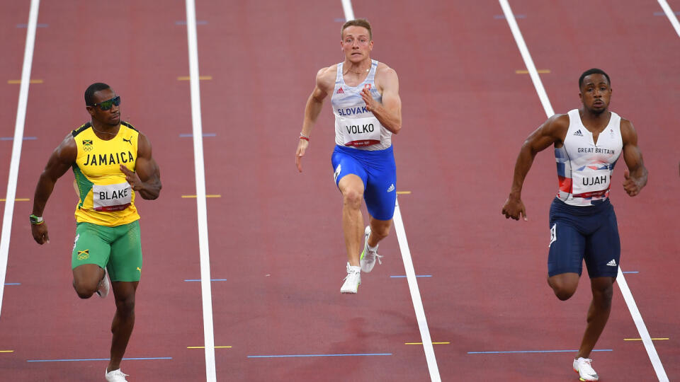 Slovenský šprintér Ján Volko (uprostred), Jamajčan Yohan Blake (vľavo) a Brit Chjindu Ujah počas rozbehu na 100 metrov na XXXII. letných olympijských hrách v Tokiu v sobotu 31. júla 2021. V záverečnom siedmom rozbehu obsadil Volko siedme miesto časom 10,40 sekundy a nepostúpil do semifinále. FOTO TASR - Michal Svítok