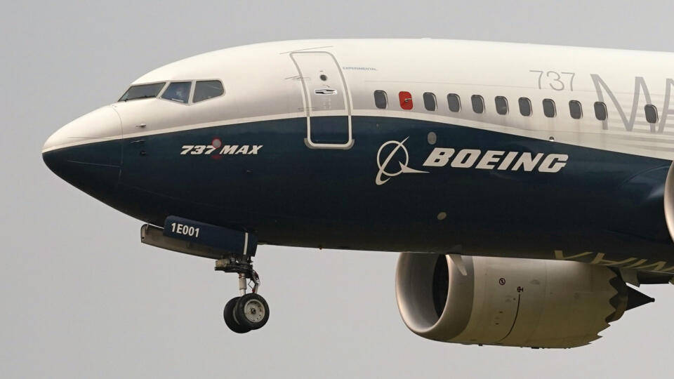 KK2 Seattle - Na archívnej snímke z 30. septembra 2020 lietadlo Boeing 737 Max sa pripravuje na pristátie po skúšobnom lete v Seattli. Uzemnenie Boeingov 737 Max sa približne po 20 mesiacoch končí. Americký Federálny úrad pre letectvo (FAA) povolil návrat lietadla do komerčnej prevádzky, podmienkou je balík opráv, medzi ktoré patrí napríklad inštalácia nového softvéru riadenia. Pri pádoch dvoch lietadiel 737 Max v priebehu piatich mesiacov v Indonézii a Etiópii zomrelo celkovo 346 ľudí. Tieto