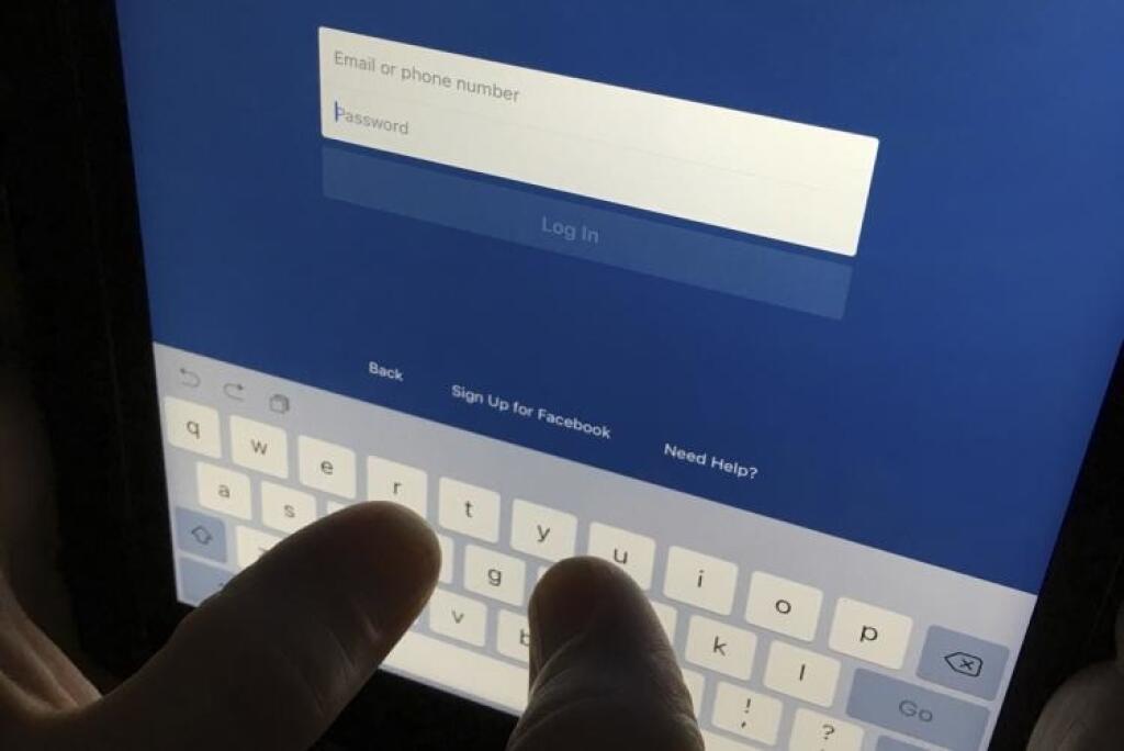 Biely dom sa chystá kontrolovať Facebook žiadateľov o dávky