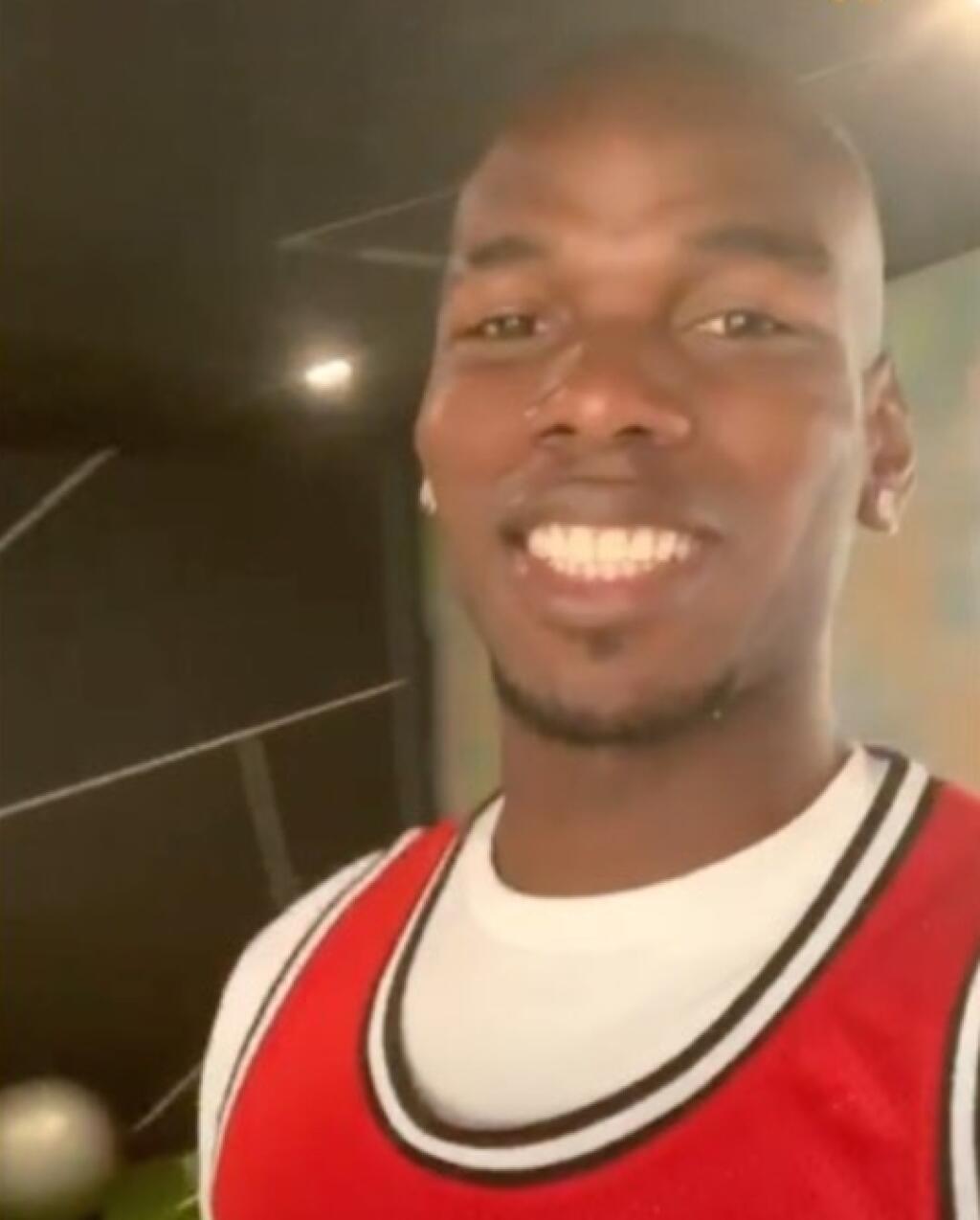 Pogba s jedným z jeho účesov. Strieda ich snáď každý týždeň. Od holej hlavy, cez rôzne frizúry až k tým najbláznivejším zafarbeným strihom.