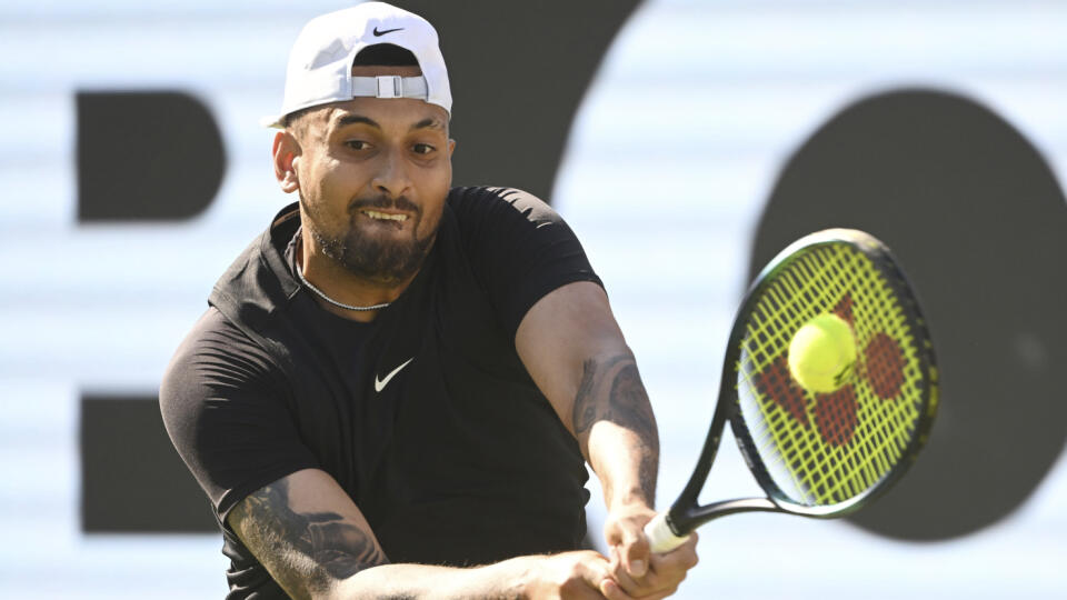 KK30 Stuttgart - Austrálsky tenista Nick Kyrgios odvracia loptičku Číňanovi Wu I-pingovi v 1. kole dvojhry na turnaji ATP v nemeckom Stuttgarte 13. júna 2023. FOTO TASR/AP
Australia's Nick Kyrgios returns the ball to China's Wu Yibing during the Stuttgart tennis tournament, Germany, Tuesday, June 13, 2023. (Marijan Murat/dpa via AP)