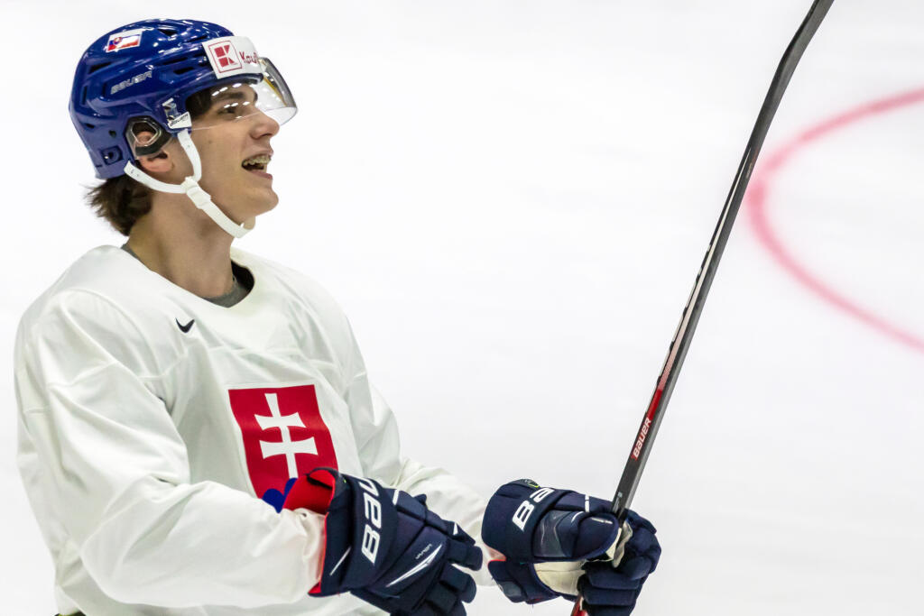 Juraj Slafkovský v drese slovenskej hokejovej reprezentácie.