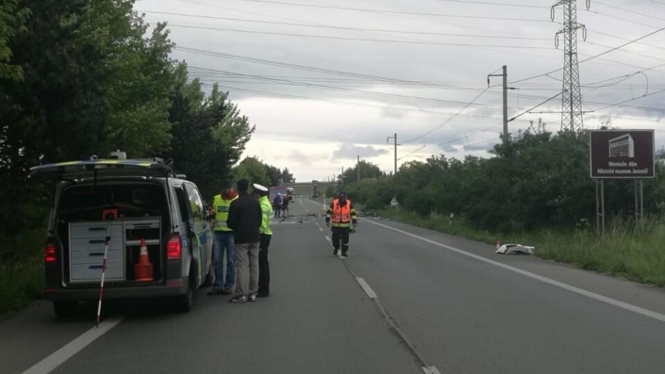 Pri nehode prišli o život traja ľudia.