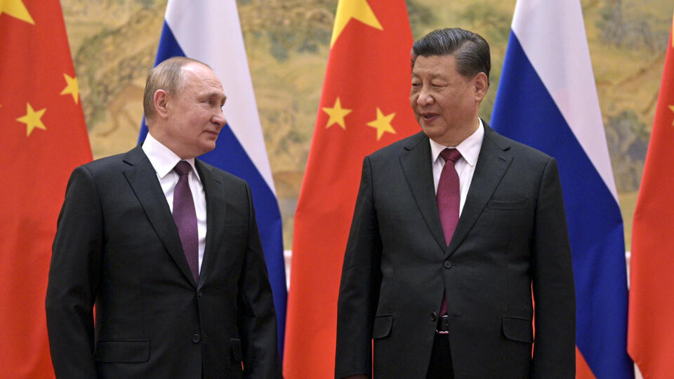 KK27 archív Peking - Na archívnej snímke z 4. februára 2022 čínsky prezident Si Ťin-pching (vpravo) a ruský prezident Vladimir Putin počas stretnutia v Pekingu. Lotyšsko a Estónsko opúšťajú Čínou podporované zoskupenie, ktorého cieľom je posilňovanie vzťahov s východoeurópskymi krajinami. Tallin a Riga takto reagujú na posilňovanie čínskych vzťahov s Ruskom. Peking odmieta kritizovať Rusko za inváziu na Ukrajinu a odsudzuje tiež hospodárske sankcie voči Moskve. FOTO TASR/AP
FILE - Chinese Presid