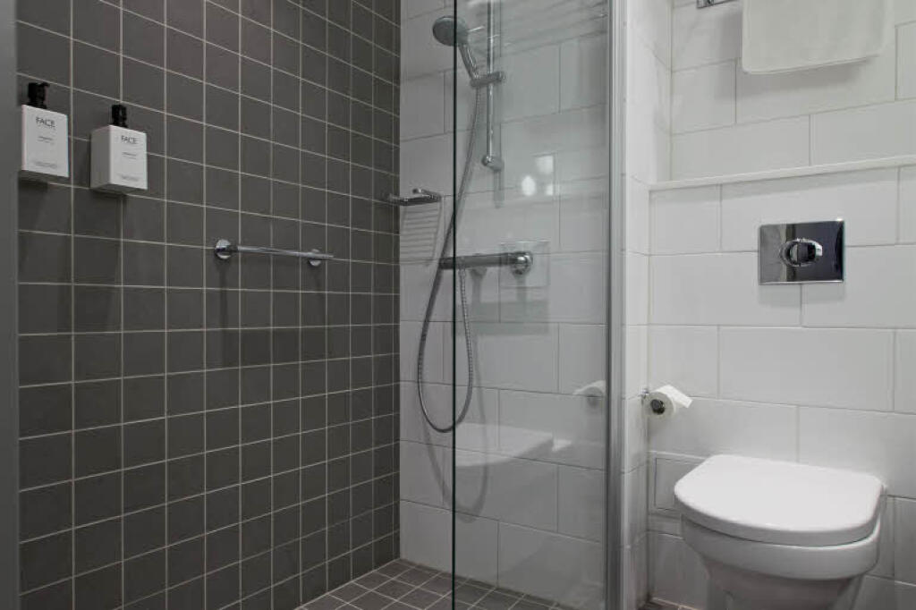 Samotný hotel má deväť poschodí a dokopy až 523 izieb. Každá z nich je vybavené minibarom, satelitnou TV a kúpeľňou s vyhrievanou podlahou. Cena za jednu noc sa pohybuje od 140 do 200 eur.
