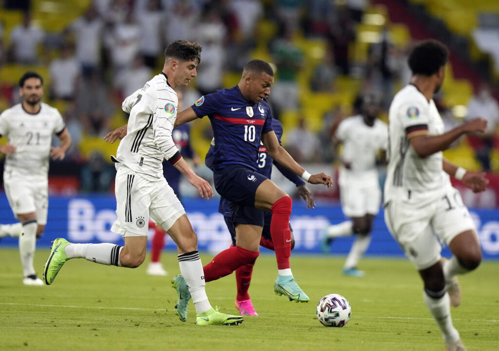 KK56 Mníchov - Nemecký futbalista Kai Havertz (vľavo) a francúzsky futbalista Kylian Mbappe počas zápasu základnej F-skupiny Francúzsko - Nemecko na ME vo futbale 15. júna 2021 v Mníchove. FOTO TASR/AP
Germany's Kai Havertz, left, battles for the ball with France's Kylian Mbappe during the Euro 2020 soccer championship group F match between France and Germany at the Allianz Arena in Munich, Germany, Tuesday, June 15, 2021. (AP Photo/Matthias Schrader, Pool)