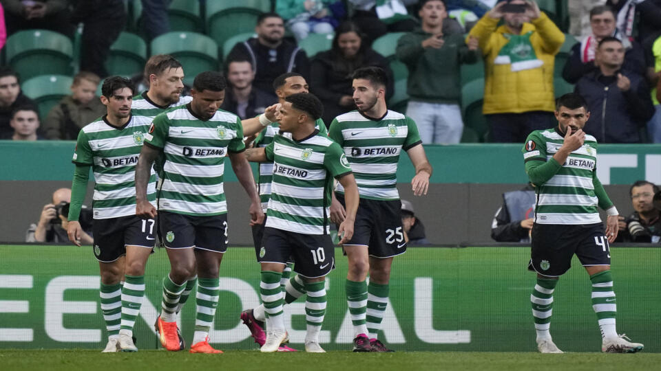 EBE 48 Lisabon - Na snímke vpravo portugalský obranca Lisabonu Goncalo Inacio oslavuje vyrovnávajúci gól na 1:1 v zápase osemfinále Európskej ligy vo futbale Sporting Lisabon - Arsenal Londýn v Lisabone 9. marca 2023. FOTO TASR/AP
Sporting's Goncalo Inacio, second from right, celebrates with his teammates after scoring his side's opening goal during the Europa League round of 16, first leg, soccer match between Sporting CP and Arsenal at the Alvalade stadium in Lisbon, Thursday, March 9, 2023.