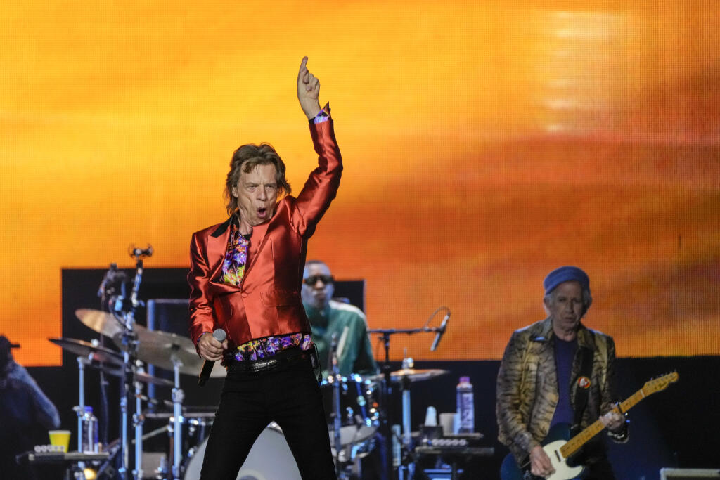 WA 15 Madrid - Spevák britskej rockovej skupiny The Rolling Stones Mick Jagger (vľavo) počas koncertu v Madride v stredu 1. júna 2022. The Rolling Stones odštartovali v stredu v španielskej metropole európske turné k 60. výročiu svojho vzniku. Séria koncertov s názvom Sixty bude zahŕňať 14 vystúpení v desiatich krajinách. Ide o prvé turné tejto londýnskej formácie od smrti jej dlhoročného bubeníka Charlieho Wattsa, ktorý zomrel vlani v auguste ako 80-ročný. Súčasnými členmi skupiny sú spevák Mic
