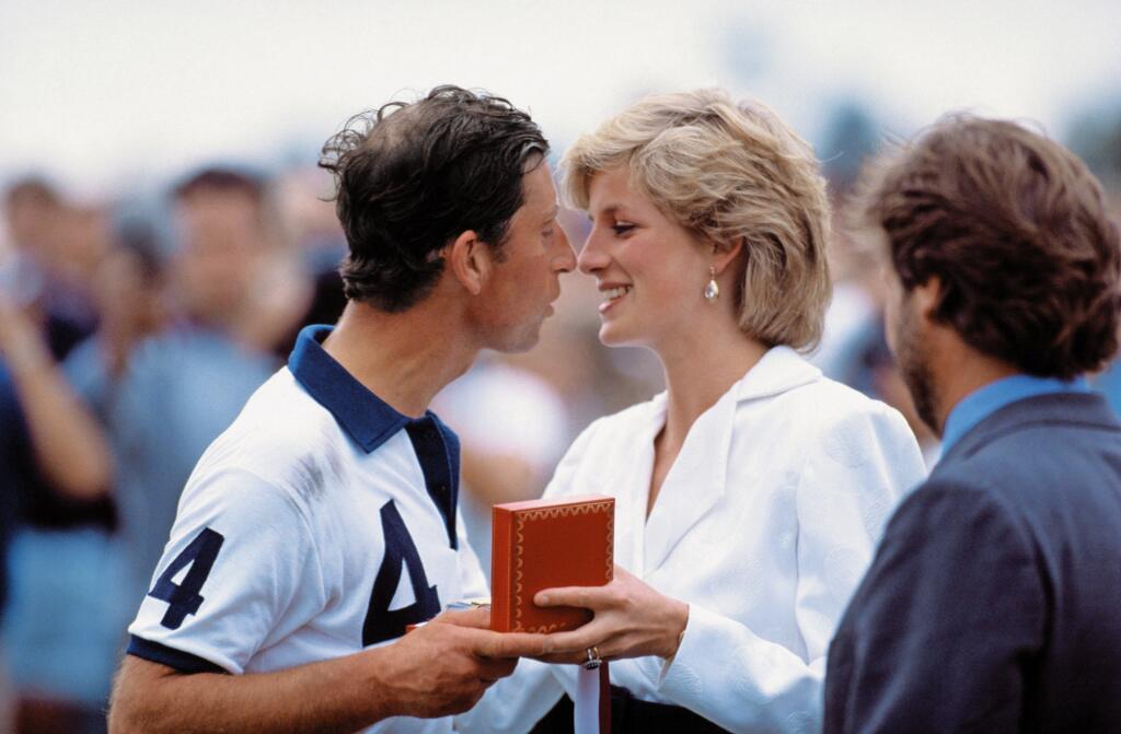 Princ Charles a princezná Diana: Príbeh princa Charlesa a lady Diany je chronicky známy. Rozviedli sa po narodení princa Harryho v roku 1996, teda rok pred tragickou smrťou lady Diany. Ich vzťah sa podľa všetkého skončil už v roku 1992.