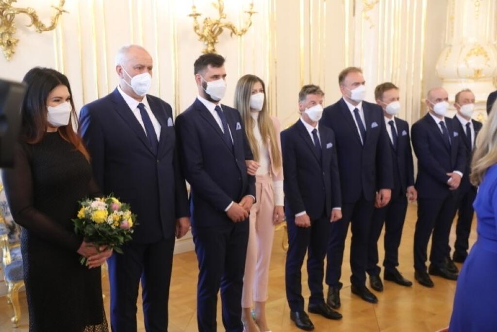 lyžiarka Petra Vlhová a ej tím na prijatí u prezidentky SR Zuzany Čaputovej.