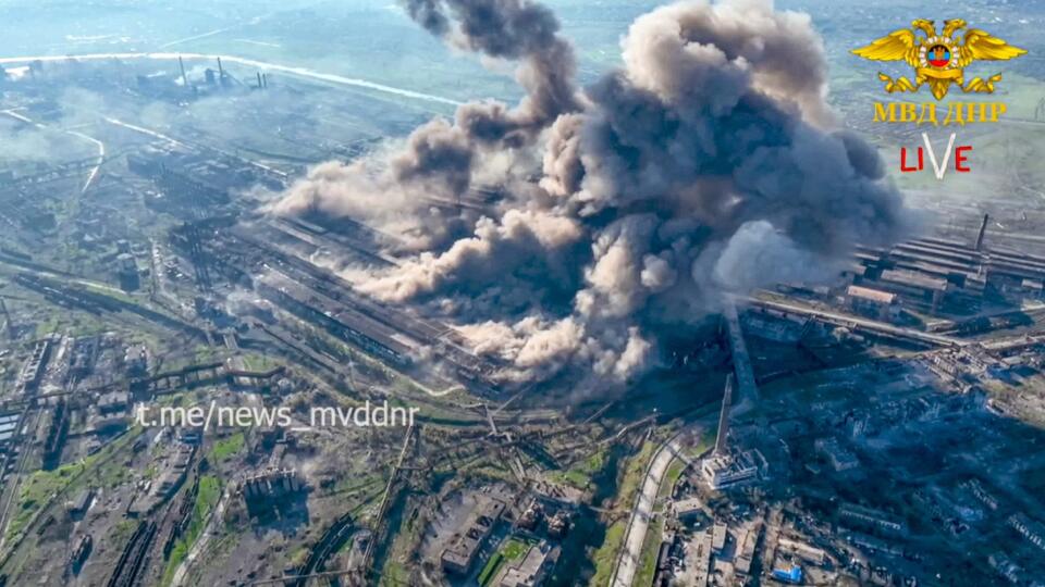 Na videosnímke dym stúpa z oceliarní Azovstaľ v obliehanom prístavnom meste Mariupol na juhovýchode Ukrajiny počas 70. dňa ruskej invázie na Ukrajinu v stredu 4. mája 2022.