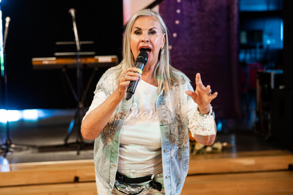 Charitatívny bazár Otta Weitera z vecí po jeho zosnulej manželke v bratislavskom Dome kultúry Zrkadlový háj. Na snímke Eva Máziková.