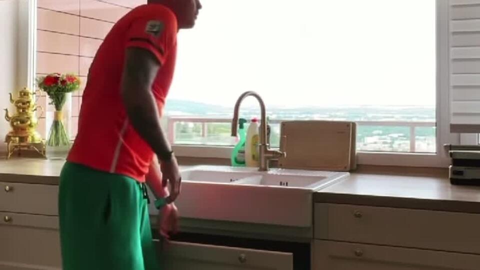 Takto sa legendárny Ďurica zabáva vo svojom luxusnom byte so sexi frajerkou Dianou
