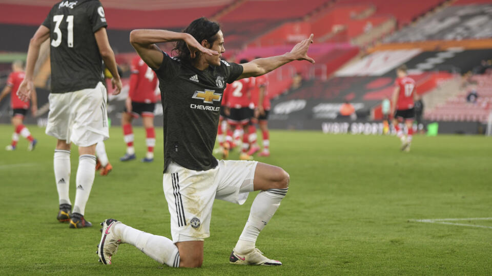 JB 55 Southampton - Hráč Manchesteru United Edinson Cavani oslavuje druhý gól vo futbalovom zápase anglickej ligy Premier League Southampton - Manchester United v Southamptone 29. novembra 2020. FOTO TASR/AP

Manchester United's Edinson Cavani celebrates after scoring his side's second goal during an English Premier League soccer match between Southampton and Manchester United at the St. Mary's stadium in Southampton, England, Sunday, Nov. 29, 2020. (Mike Hewitt, Pool via AP)