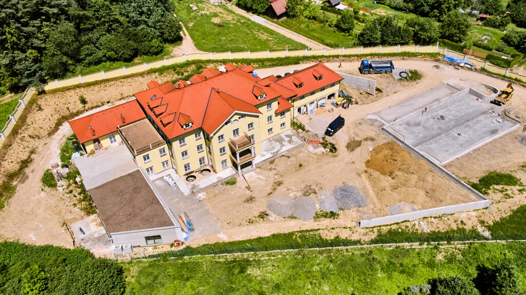 V súčasnosti je už svah pred sídlom vyrovnaný, kým v lete sa na ňom ešte vo veľkom pracovalo.