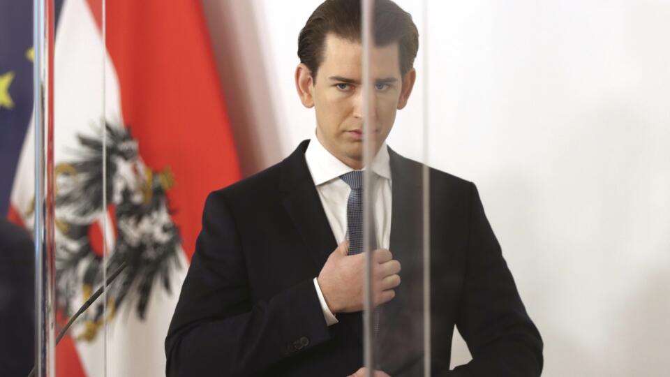 WA 35 Viedeň - Rakúsky premiér Sebastian Kurz si upravuje kravatu za plexisklom na tlačovej konferencii vo Viedni v nedeľu 17. januára 2021. Rakúsko predĺžuje lockdown o dva týždne - do 7. februára. Dôvodom sú obavy zo šírenia nového variantu koronavírusu, ktorý sa v decembri prvýkrát objavil v južnom Anglicku. Oznámil to v nedeľu rakúsky kancelár Sebastian Kurz, ktorého citovala agentúra DPA. V takmer deväťmiliónovom Rakúsku zaznamenali od začiatku pandémie 7082 úmrtí spojených s ochorením COVI