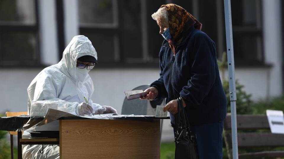 Na Orave a v Bardejove sa začalo pilotné celoplošné testovania na ochorenie COVID-19, ktoré potrvá do nedele 25. októbra 2020. Otestovaných by malo byť asi 180.000 osôb v rámci 235 odberných miest. Na testovaní sa bude podieľať viac ako 2500 vojakov, policajtov, hasičov, zdravotníkov a administratívnych pracovníkov. Na snímke testovanie na Základnej škole na Komenského ulici 23 v Bardejove 23. októbra 2020. FOTO TASR - Milan Kapusta